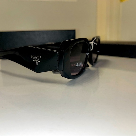 Prada sunglasses - Picture 3 of 3